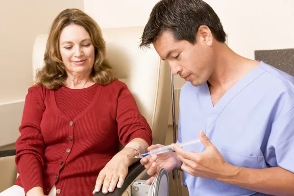 Verpleegkundige Geven Patiënt Een Injectie — Stockfoto