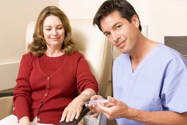 Verpleegkundige geven patiënt een injectie — Stockfoto
