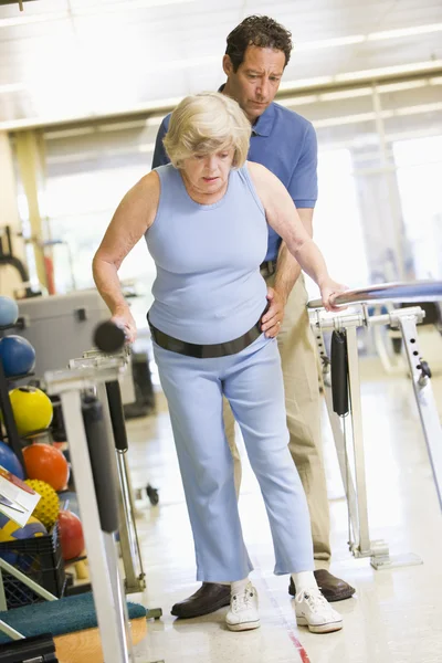 Fisioterapeuta Con Paciente Rehabilitación —  Fotos de Stock