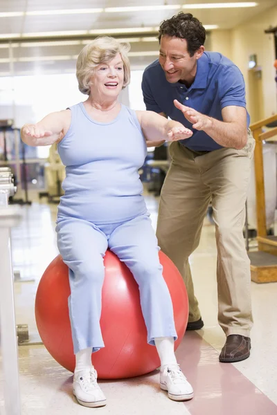 Fisioterapeuta com paciente em reabilitação — Fotografia de Stock