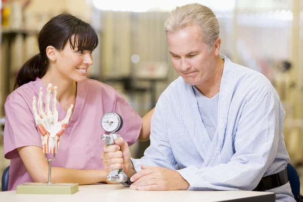Verpleegster met patiënt in de revalidatie — Stockfoto