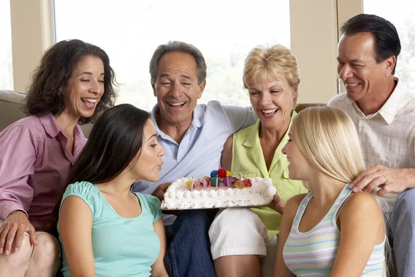 Dos familias celebrando juntos un cumpleaños — Foto de Stock