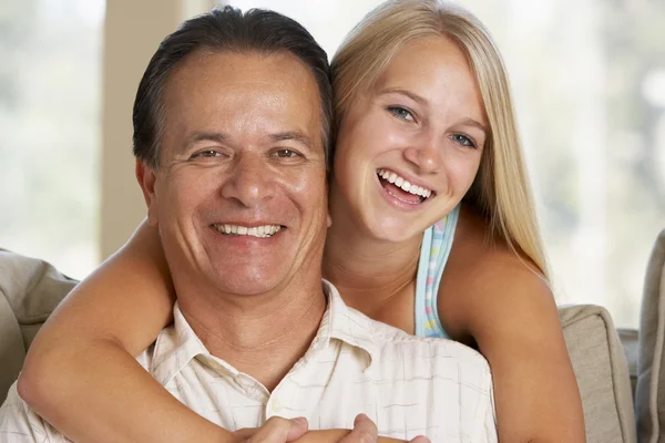 Otec a dcera spolu doma — Stock fotografie