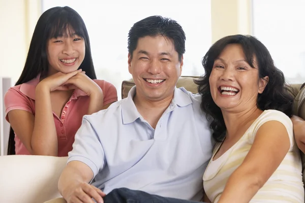 Perhe istuu yhdessä kotona — kuvapankkivalokuva