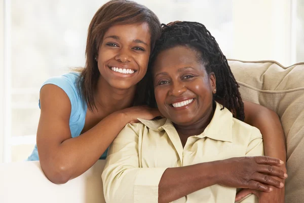 Vrouw Met Haar Tienerdochter — Stockfoto