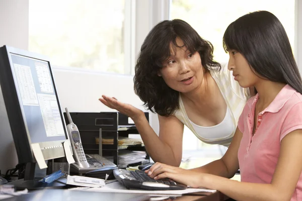 Kızının Bir Bilgisayar Kullanmak Izlerken Kadın — Stok fotoğraf