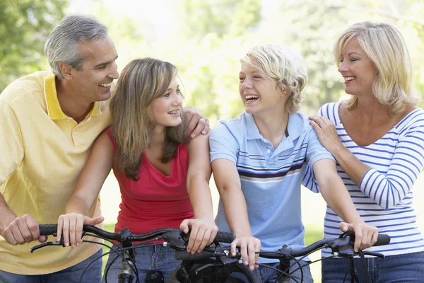 Rodina na kole přes park — Stock fotografie