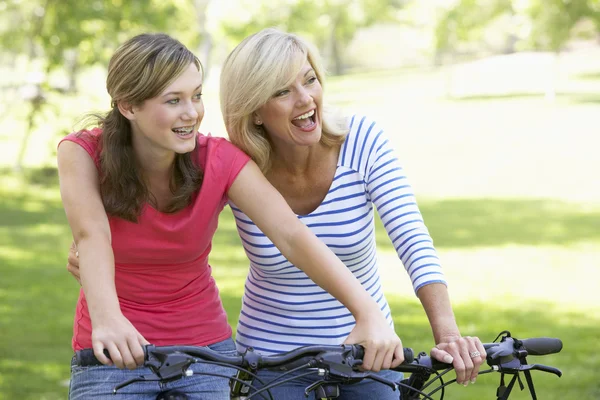 母と娘 公園をサイクリング — ストック写真