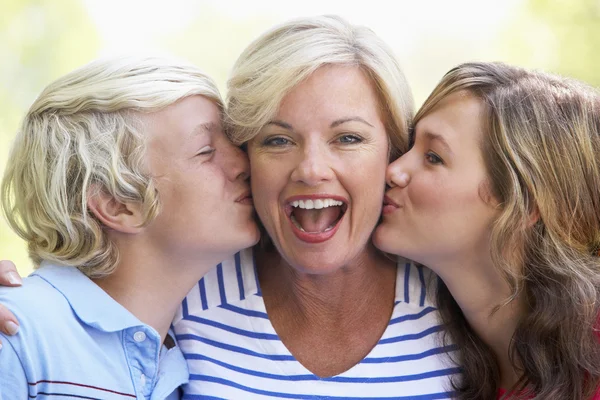 彼女の 10 代の子供にキスされている女性 — ストック写真