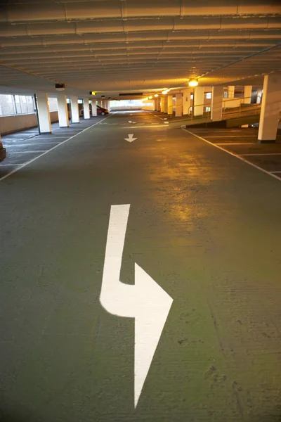 Seta direcional em um prédio de estacionamento — Fotografia de Stock