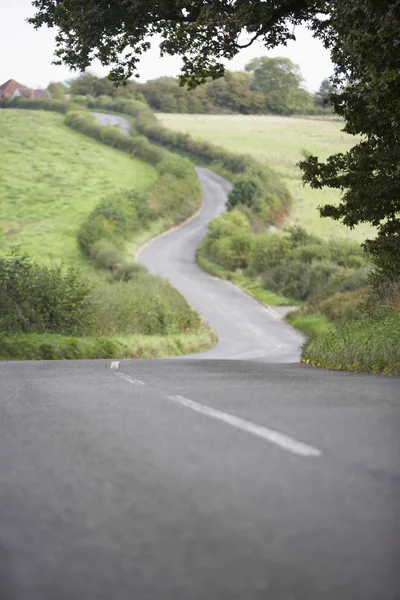 Weg bochtige weg door het platteland — Stockfoto