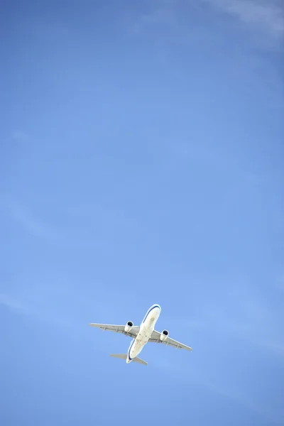 Commerciële Vliegtuig Vliegen Tegen Een Blauwe Hemel — Stockfoto