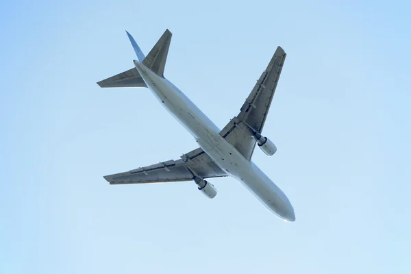 Commerciële Vliegtuig Vliegen Tegen Een Blauwe Hemel — Stockfoto