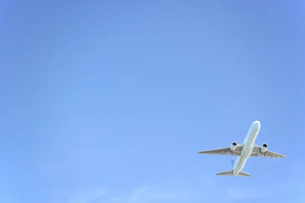 Commercial Airplane Flying Blue Sky — Stock Photo, Image