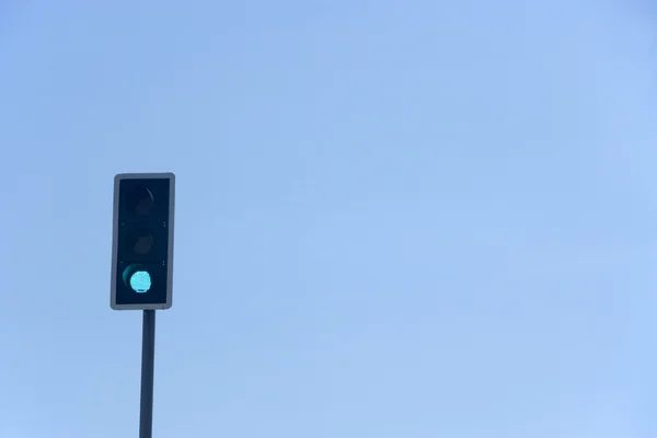 Yeşil trafik ışığı mavi gökyüzü karşı — Stok fotoğraf