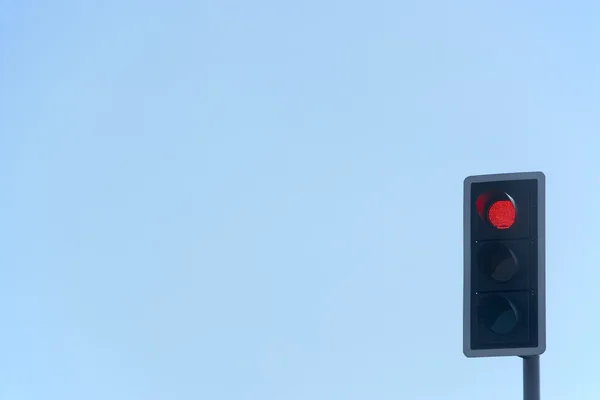 Semáforo vermelho contra um céu azul — Fotografia de Stock