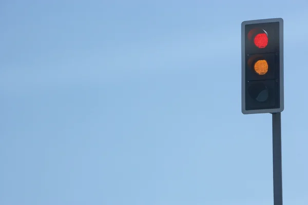 Kırmızı Trafik Işığı Mavi Gökyüzü Karşı Ayarla — Stok fotoğraf