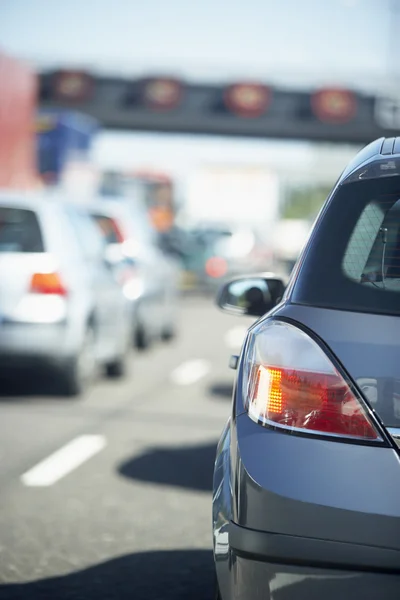 Bir Karayolu Üzerinde Trafik Sıkışıklığı Içinde Dizilmiş Arabalar — Stok fotoğraf