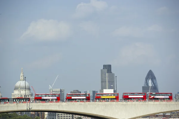 Doppeldeckerbusse reihen sich auf einer Brücke mit St. Pauls Kathedra — Stockfoto
