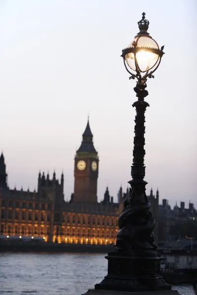 Staromodny Lampy Uliczne Izb Parlamentu Oświetlone — Zdjęcie stockowe