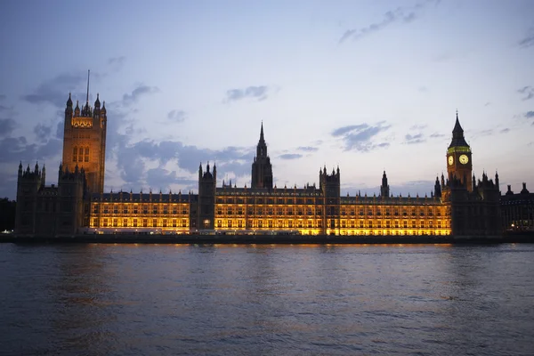 Domy Parlamentu oświetlone w nocy, Londyn, Anglia — Zdjęcie stockowe