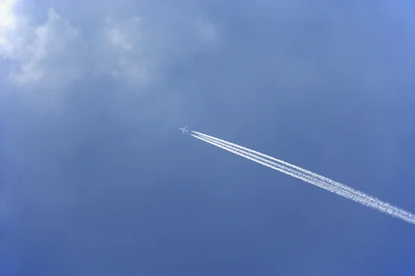 Weiße Kondensstreifen Von Einem Verkehrsflugzeug Während Fliegt — Stockfoto