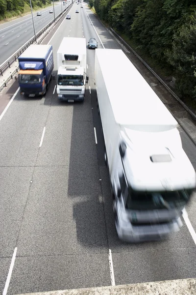 Lastwagen Nebeneinander Auf Autobahn — Stockfoto