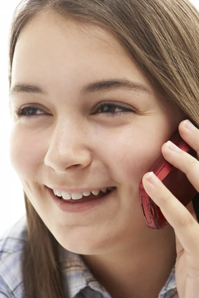 Νεαρό κορίτσι μιλάει στο κινητό τηλέφωνο — Φωτογραφία Αρχείου