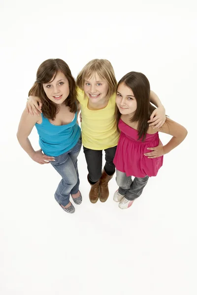 Gruppo di tre giovani ragazze in studio — Foto Stock