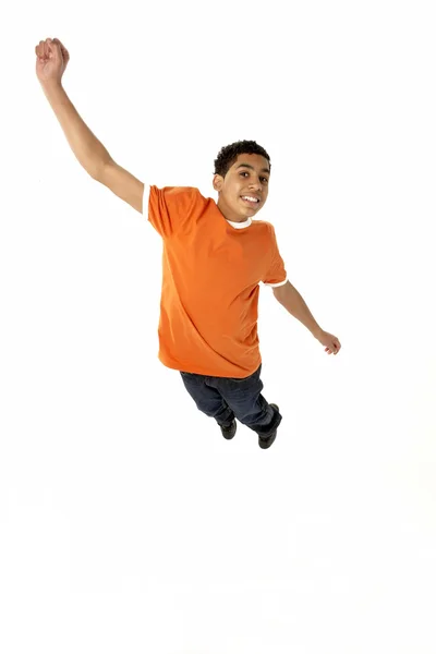 Ung pojke hoppar i studio — Stockfoto