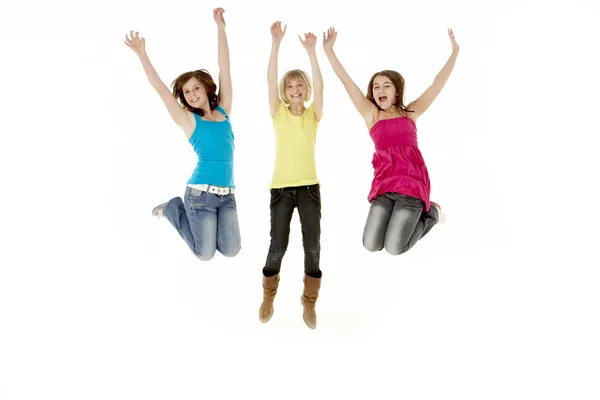 Grupo de tres chicas jóvenes saltando en el aire — Foto de Stock