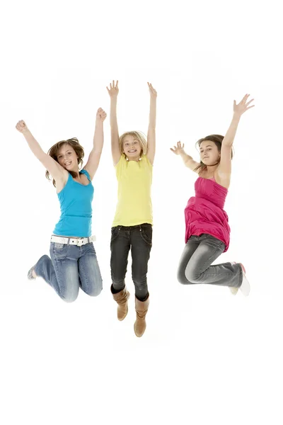 Grupp av tre unga tjejer som hoppar i luften — Stockfoto
