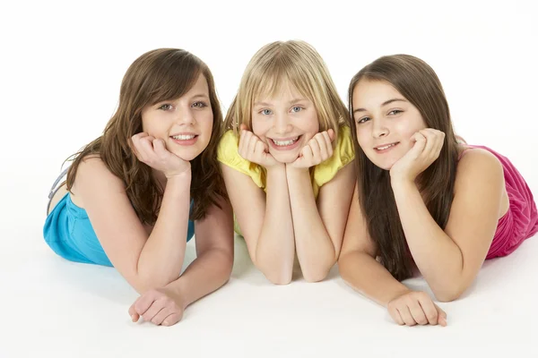 Gruppo di tre giovani ragazze in studio — Foto Stock