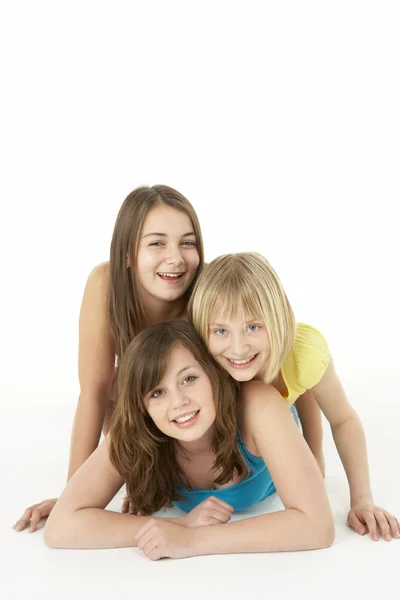 Skupina tří mladých dívek ve studiu — Stock fotografie
