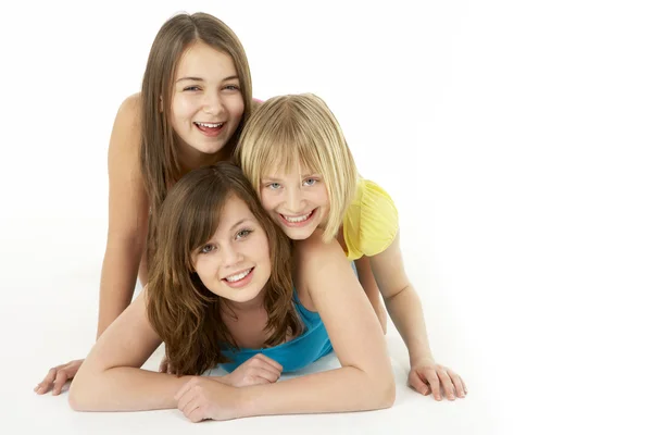 Ομάδα των τριών νεαρών κοριτσιών σε στούντιο — Φωτογραφία Αρχείου