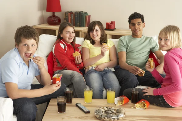 Grupp barn äta hamburgare hemma — Stockfoto