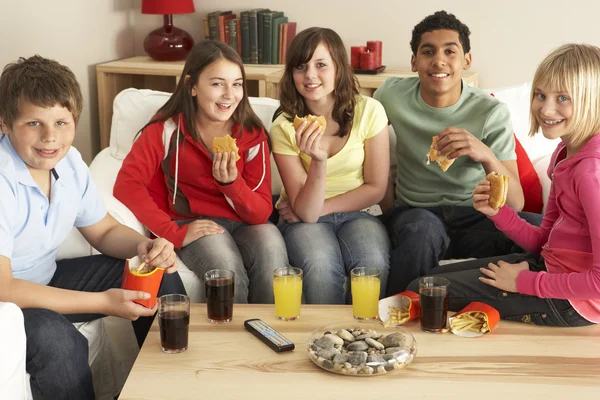 Group Of Children Eating Burgers At Home — Stock Photo, Image