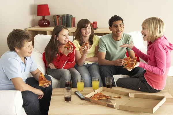 Gruppo di bambini che mangiano pizza a casa — Foto Stock