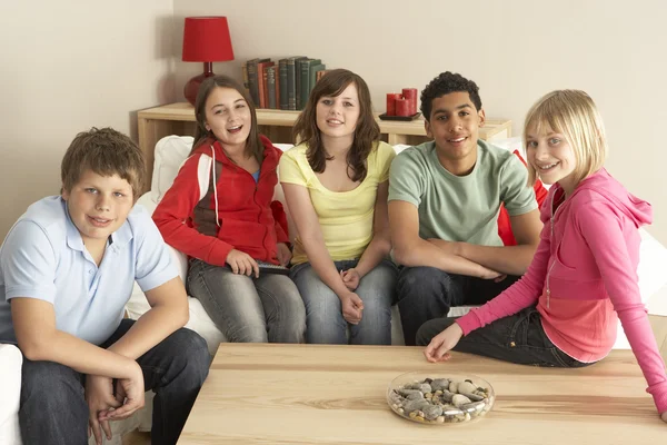 Skupina dětí doma dívat na televizi — Stock fotografie