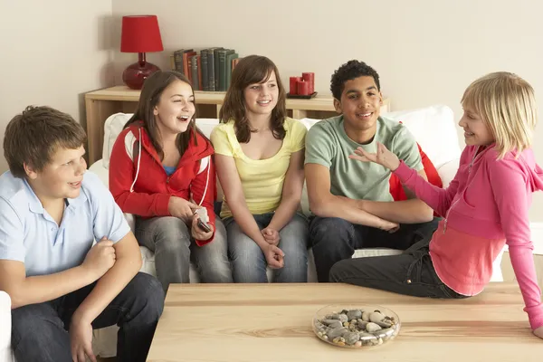 Grupo de crianças conversando em casa — Fotografia de Stock