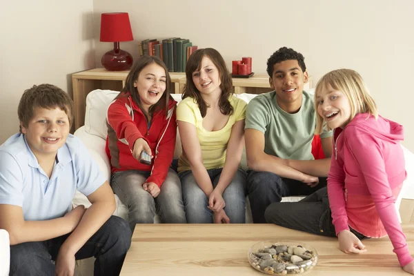 Grupo de niños viendo televisión en casa —  Fotos de Stock
