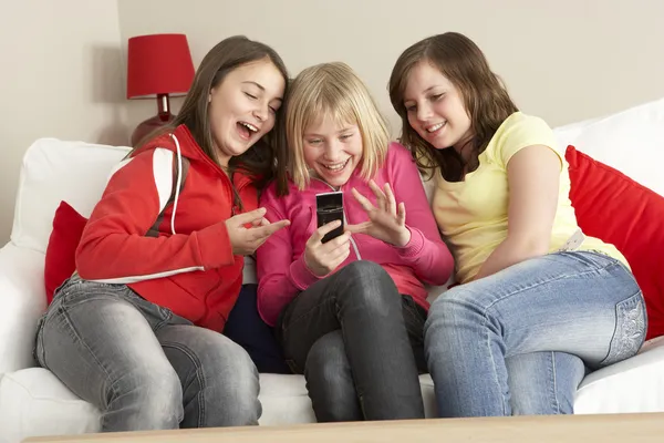 Grupo de tres chicas leyendo el mensaje de texto —  Fotos de Stock