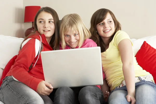 Grupp tre flickor använder laptop hemma — Stockfoto