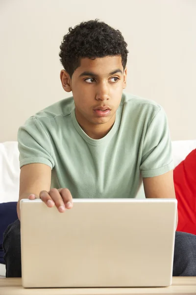 Preocupado olhando menino usando laptop — Fotografia de Stock