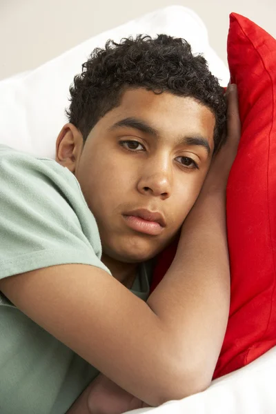 Ung pojke ser ledsen på soffa — Stockfoto
