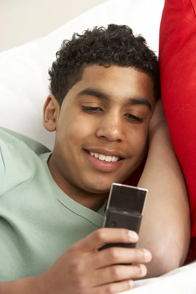 Ung pojke läser textmeddelande — Stockfoto