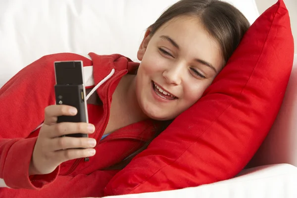 Chica joven leyendo el mensaje de texto —  Fotos de Stock