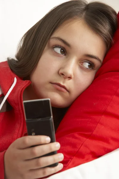 Chica joven esperando una llamada telefónica — Foto de Stock