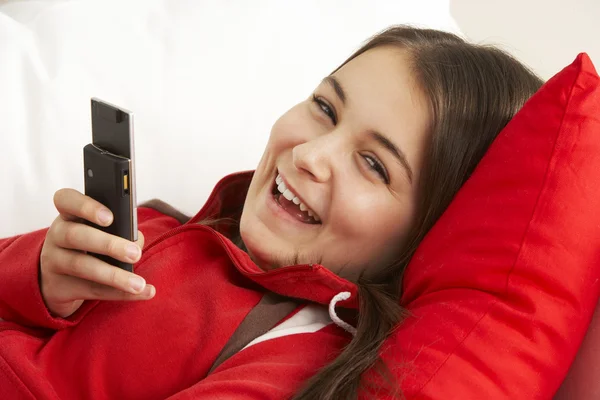 Ung flicka läsa textmeddelande — Stockfoto