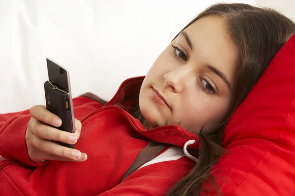 Ung flicka väntar på telefonsamtalet — Stockfoto